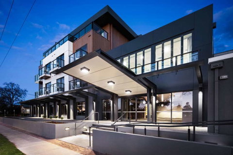 Quality Hotel Lakeside - Great Ocean Road Tourism 1