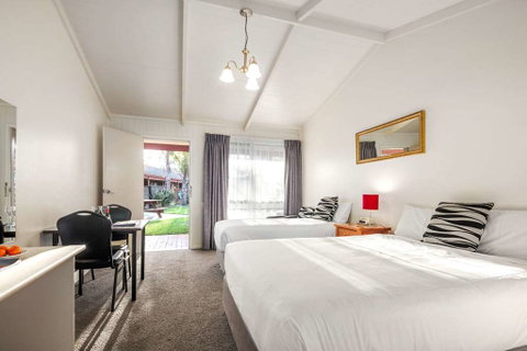 Quality Hotel Lakeside - Great Ocean Road Tourism 4