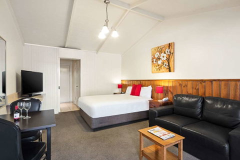 Quality Hotel Lakeside - Great Ocean Road Tourism 5