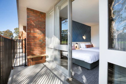 Nightcap at Sandown Park Hotel - Great Ocean Road Tourism 3