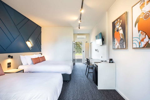 Nightcap at Sandown Park Hotel - Great Ocean Road Tourism 4