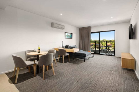 Quality Hotel Lakeside - Great Ocean Road Tourism 15