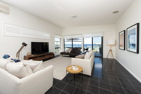 Mollymook Beachfront Penthouse 9 - Great Ocean Road Tourism 1