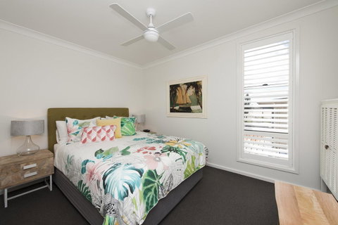 Mollymook Beachfront Penthouse 9 - Great Ocean Road Tourism 2
