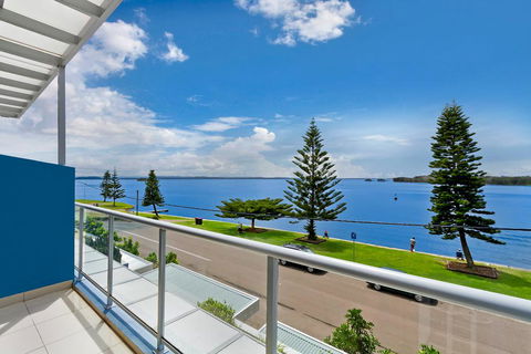 Lakeside Waterfront Apartment The Entrance - Great Ocean Road Tourism 33