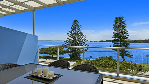 Lakeside Waterfront Apartment The Entrance - Great Ocean Road Tourism 0