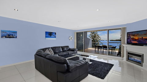 Lakeside Waterfront Apartment The Entrance - Great Ocean Road Tourism 6