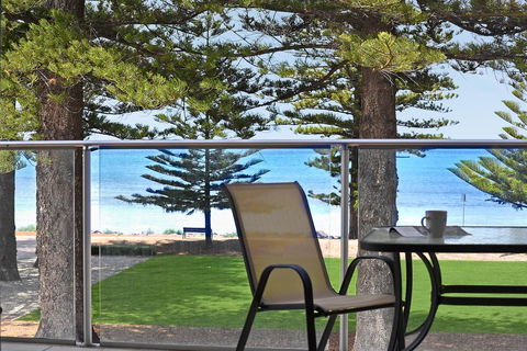 Breeze Beachfront Apartment - Great Ocean Road Tourism 3