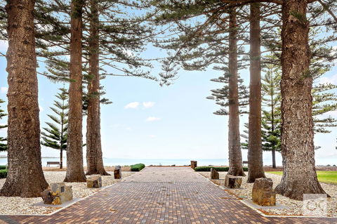 Breeze Beachfront Apartment - Great Ocean Road Tourism 42