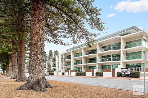 Breeze Beachfront Apartment - Great Ocean Road Tourism 0