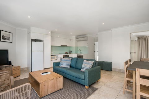 Bayview Beachfront Apartments, In Town Right On The Beach - Great Ocean Road Tourism 41