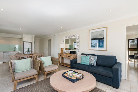 Bayview Beachfront Apartments, In Town Right On The Beach - Great Ocean Road Tourism 32