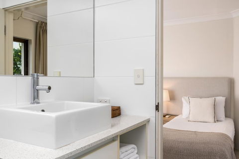 Bayview Beachfront Apartments, In Town Right On The Beach - Great Ocean Road Tourism 31