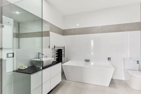 KENNEDY EXECUTIVE TOWNHOUSE - Great Ocean Road Tourism 1