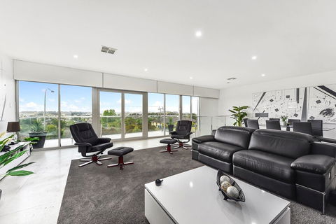 KENNEDY EXECUTIVE TOWNHOUSE - Great Ocean Road Tourism 13