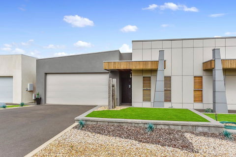 KENNEDY EXECUTIVE TOWNHOUSE - Great Ocean Road Tourism 9