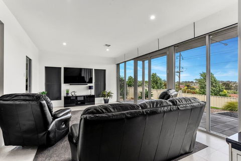 KENNEDY EXECUTIVE TOWNHOUSE - Great Ocean Road Tourism 14