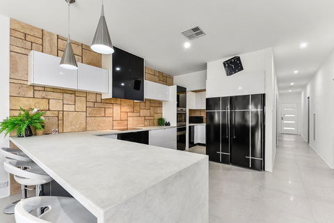 KENNEDY EXECUTIVE TOWNHOUSE - Great Ocean Road Tourism 12