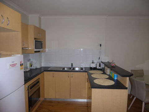 ADELAIDE CENTRAL APARTMENT - 3BR, 2BATH & CARPARK - Great Ocean Road Tourism 5