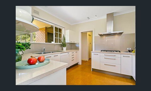 Stunning House With Beautiful Entertainment Area!! - Great Ocean Road Tourism 9