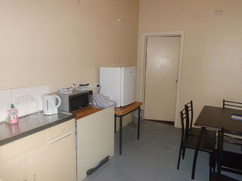 Adelaide Backpackers And Travellers Inn - Great Ocean Road Tourism 38