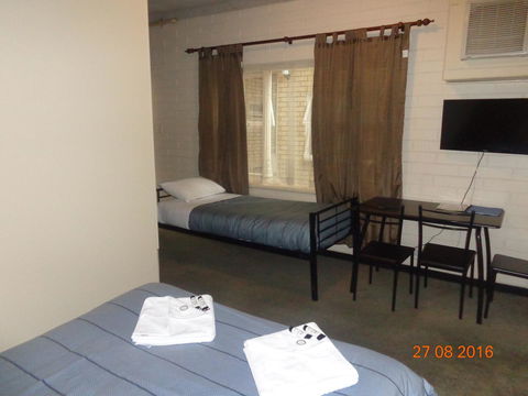 Adelaide Backpackers And Travellers Inn - Great Ocean Road Tourism 14