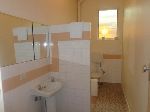 Adelaide Backpackers And Travellers Inn - Great Ocean Road Tourism 7