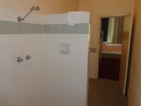 Adelaide Backpackers And Travellers Inn - Great Ocean Road Tourism 5