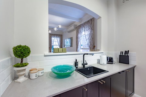 Heritage Townhouse Near Harbour Bridge - Great Ocean Road Tourism 35