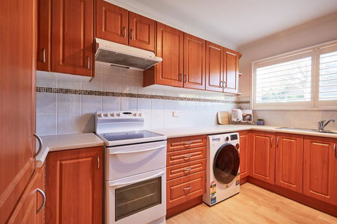 Bright And Spacious Family Home With Leafy Deck - Great Ocean Road Tourism 17