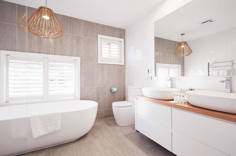 Bright And Spacious Family Home With Leafy Deck - Great Ocean Road Tourism 8