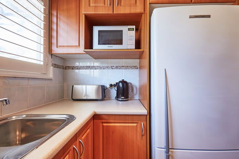 Bright And Spacious Family Home With Leafy Deck - Great Ocean Road Tourism 19