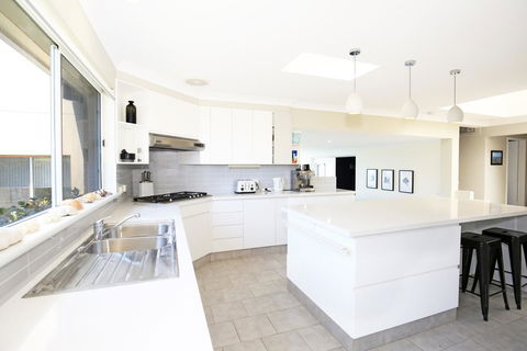 Neptune I Absolute Beachfront I Stunning Views - Great Ocean Road Tourism 8