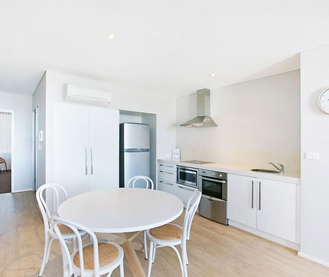 Oaks Nelson Bay Lure Suites - Great Ocean Road Tourism 1