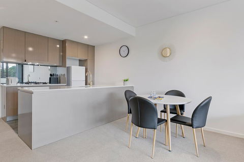 Stylish And Neat Two Bed Apartment In Wentworth Point - Great Ocean Road Tourism 3