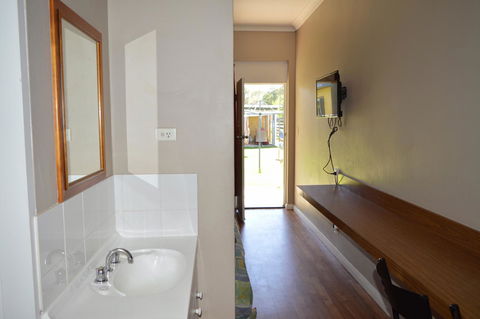 Brolga Hotel Motel - Coleambally - Great Ocean Road Tourism 3