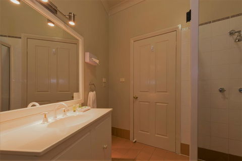 Bowen Inn Motel - Great Ocean Road Tourism 1