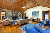 Breakfast Creek Cottage - Central bluestone cottage