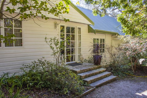 Bygone Beautys Cottages - Bronte Cottage - Great Ocean Road Tourism 1