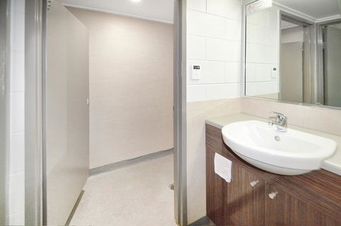 Cairns Adventure Lodge - Cook Your Own Meals In Your Private Kitchen Includes Dishwasher Washing Machine - Great Ocean Road Tourism 3