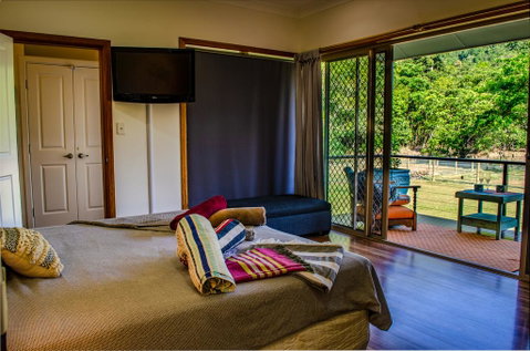 Cairns Homestead: A Peaceful Getaway - Great Ocean Road Tourism 2