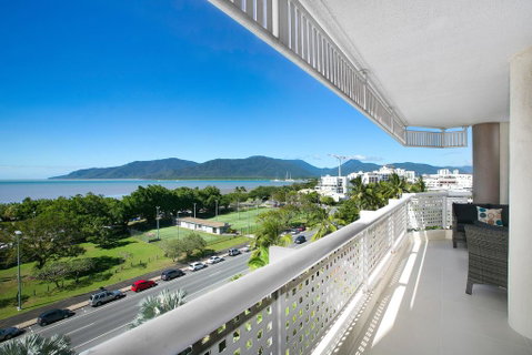Cairns Luxury Seafront Apartment - Great Ocean Road Tourism 2