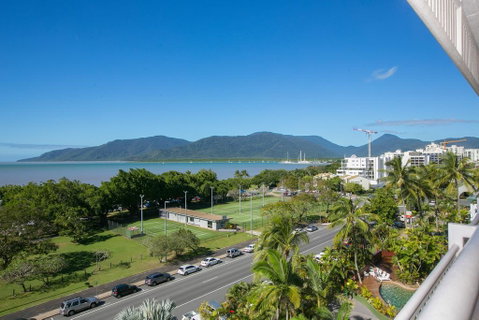 Cairns Luxury Seafront Apartment - Great Ocean Road Tourism 1