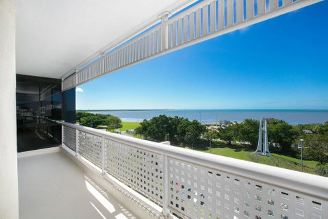 Cairns Luxury Seafront Apartment - Great Ocean Road Tourism 3