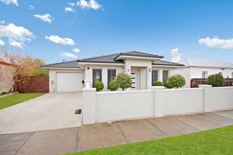 Central Warrnambool Townhouse - Great Ocean Road Tourism 0
