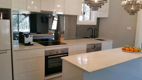 City Life Apartment-full Kitchen & Separate Bedroom - Great Ocean Road Tourism 2