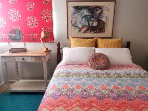 Colourful Creative Artist House Glen Waverley - Great Ocean Road Tourism 2