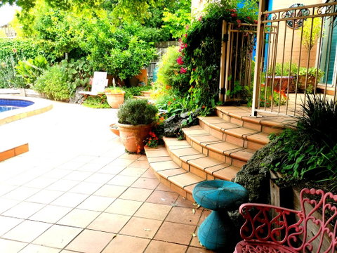 Colourful Creative Artist House Glen Waverley - Great Ocean Road Tourism 1