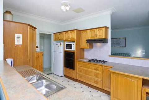 Cook St 4 - Salamander Bay - Great Ocean Road Tourism 3