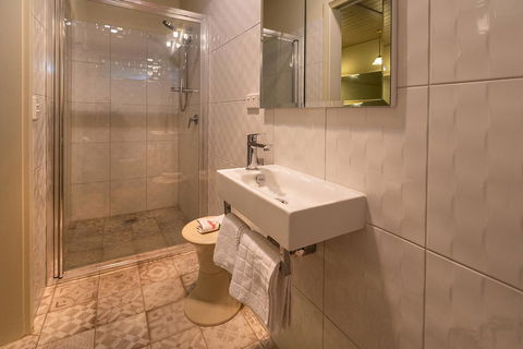 Cygnet, Studio On Sturt - Great Ocean Road Tourism 3